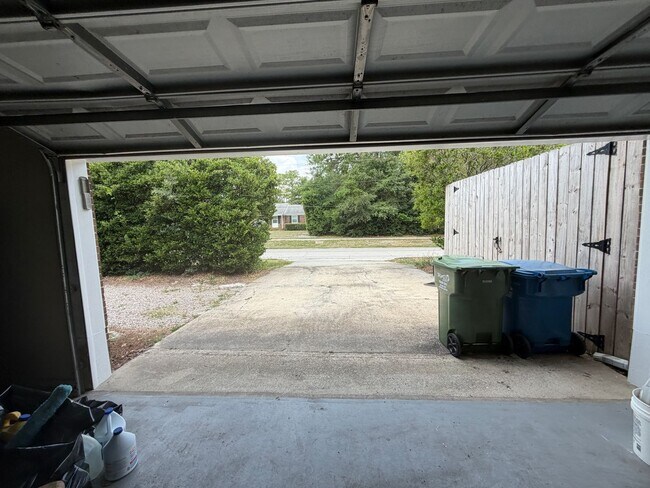 Building Photo - Central Wilmington, popular school districts,2 car garage/RV/Boat parking 3/4 bedroom/fenched/Liv...