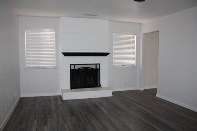 Building Photo - 130 Aster Ct