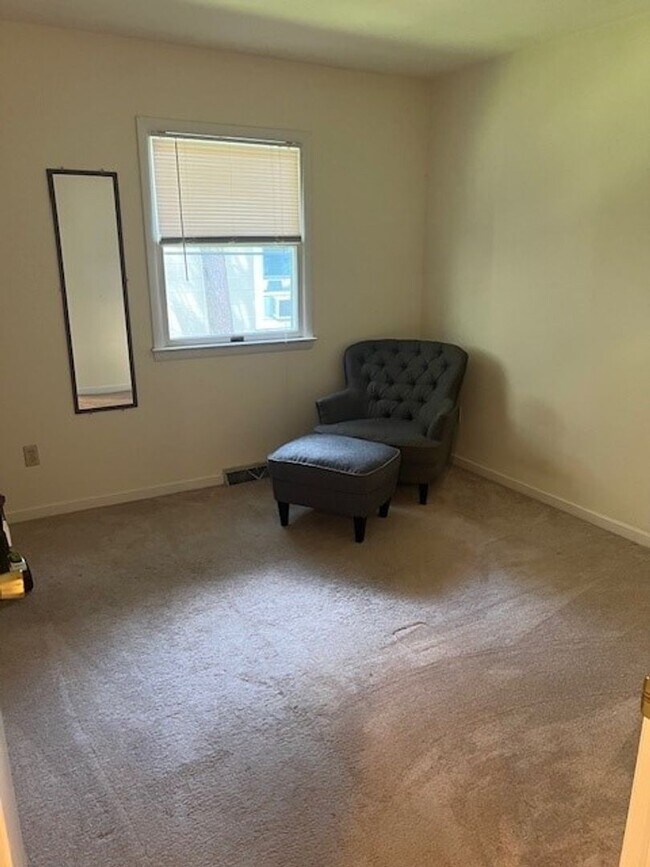 Building Photo - 3 Bedroom 2 Bath Home- Near JPA