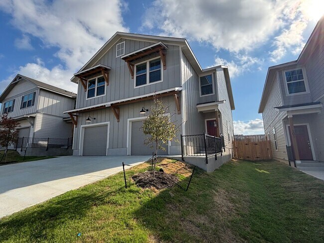 Foto del edificio - Modern 3-Bedroom Duplex with Upgrades in M...