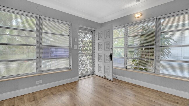 Building Photo - Urban Oasis: Spacious 5 Bed, 2 Bath Home i...