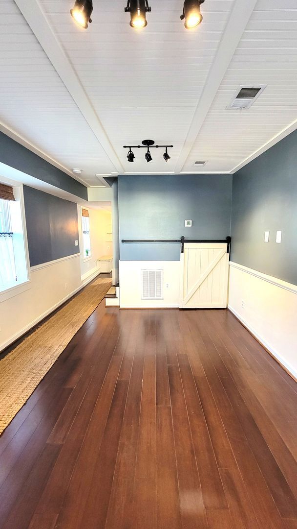 Building Photo - Beautifully Maintained Townhome in Downtow...