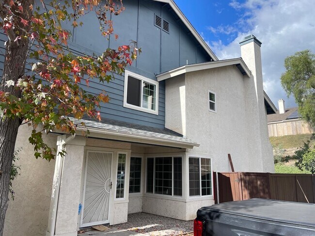 Building Photo - 4 bedrooms 2.5 bathrooms remodeled townhom...