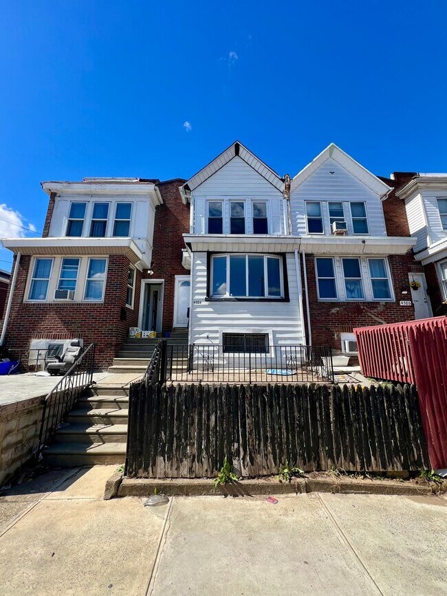 Foto del edificio - Spacious 3-Bedroom Townhome in Juniata! Available NOW!