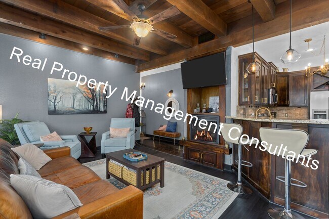 Building Photo - 2 Bedroom In West Plaza Area