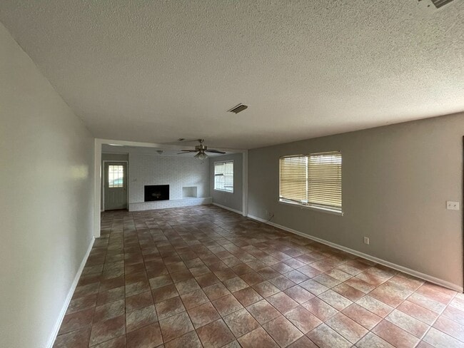 Building Photo - Shadows Acres.. New Flooring..New Paint.....