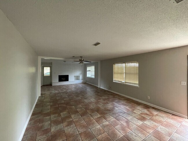 Foto del edificio - Shadows Acres.. New Flooring..New Paint.....