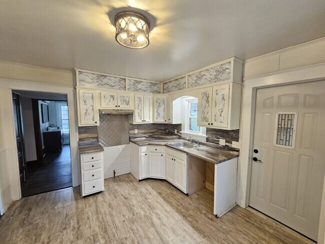 Foto del edificio - Updated 2 Bedroom (with flex/office space), 2.5 Bath Home with Attached Garage – $1,695/Month