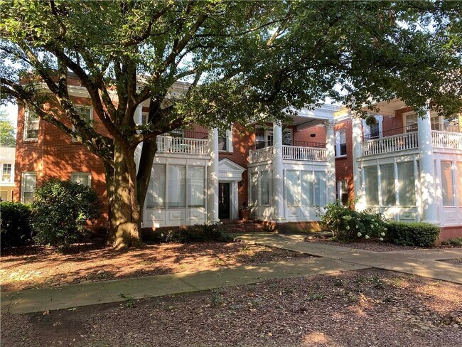 Foto del edificio - 872 Briarcliff Rd NE