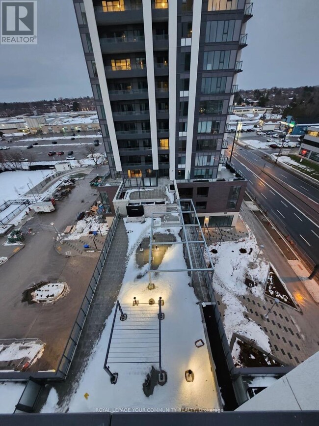 Building Photo - 693 Davis Dr