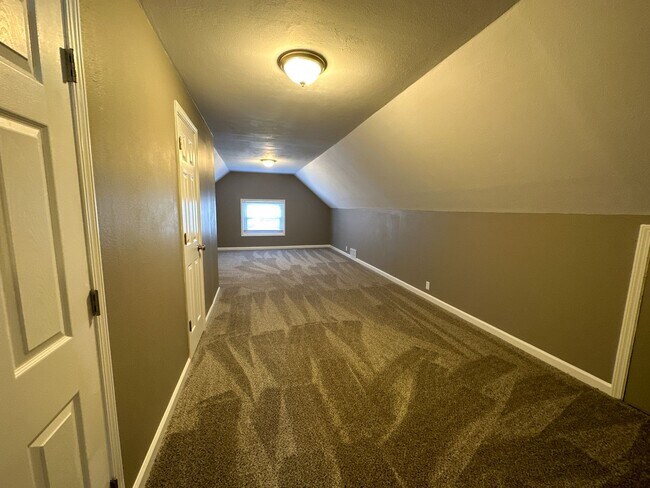 Building Photo - 3 Bedroom Plus Spacious Den - Single Family