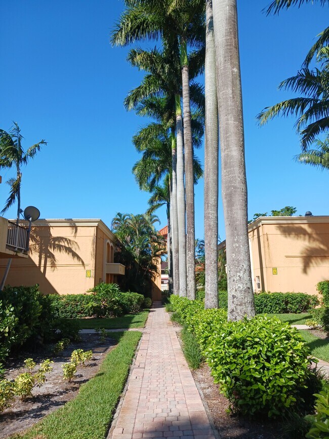 Foto del edificio - 18051 NW 68th Ave