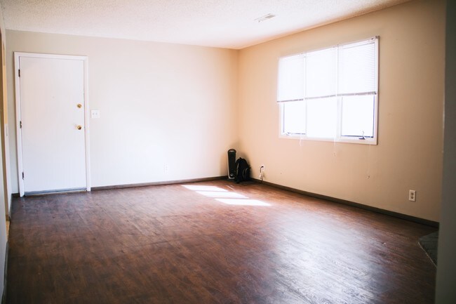 Sala de estar - 2428 D St