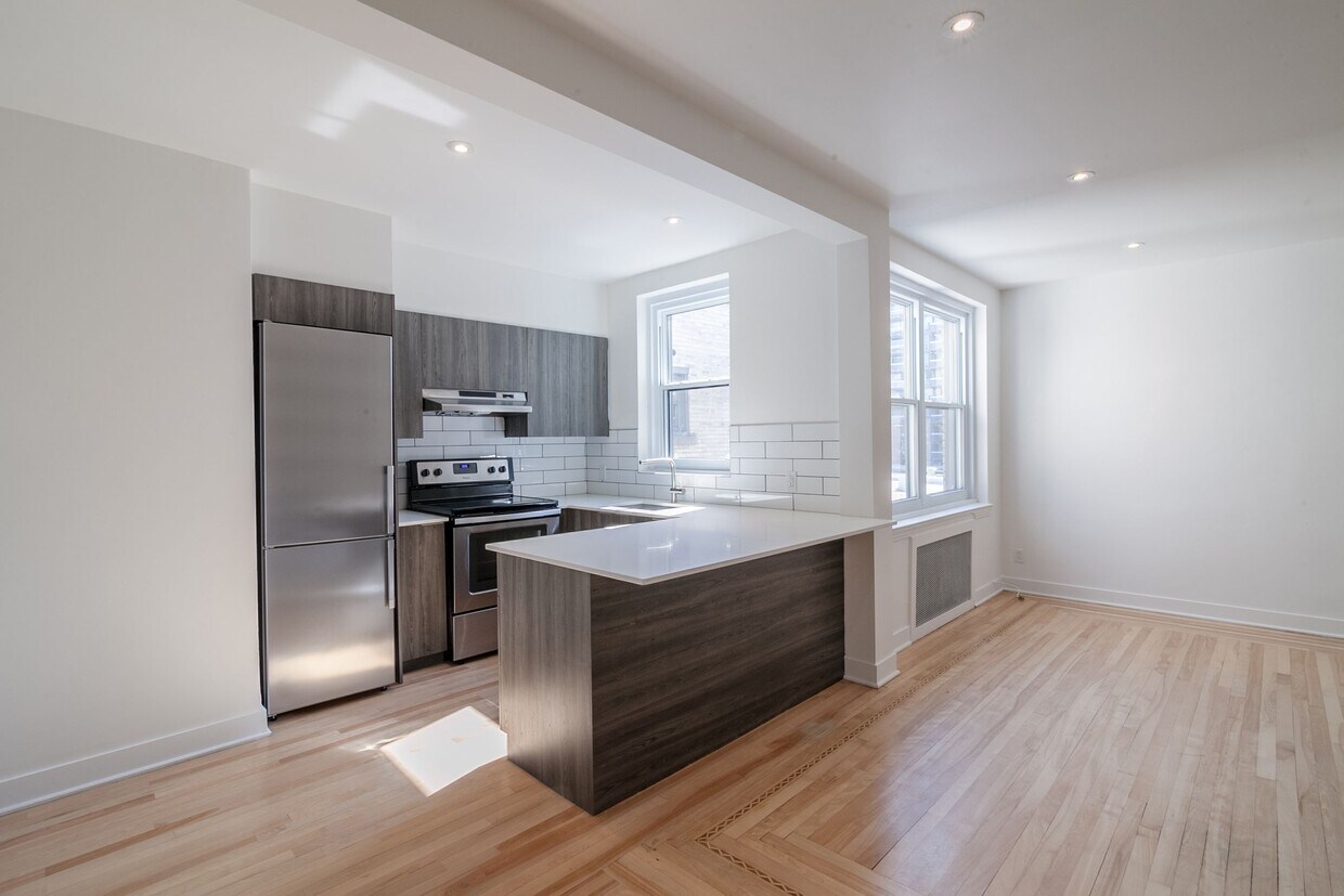 Primary Photo - 2105 Rue Chomedey