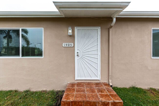Foto del edificio - *** OCEANSIDE OASIS 2/1 WITH GARAGE, NEWLY...