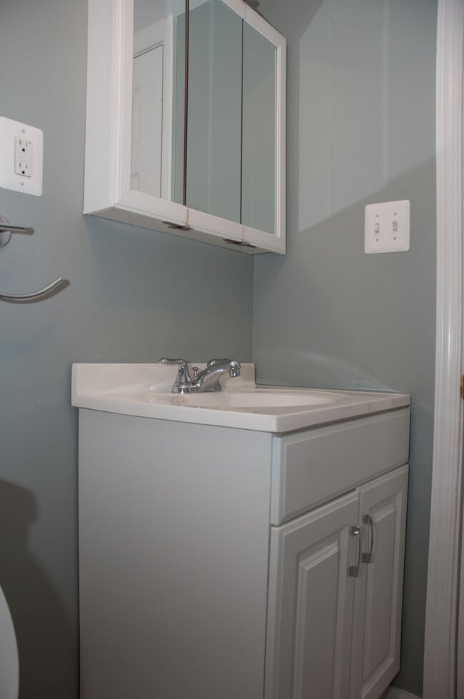 Private Bathroom - 3900 Oglethorpe St