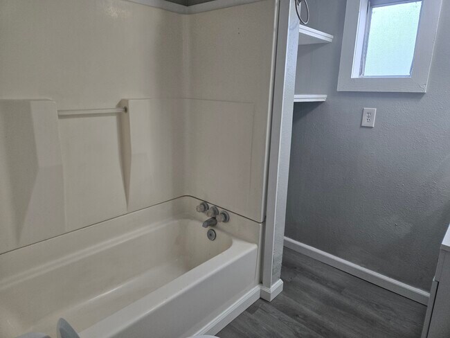 Foto del edificio - 35312 N Newport Hwy