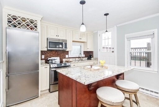 Foto principal - 370 Bunker Hill St