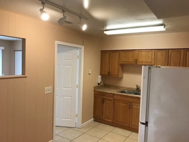 Building Photo - 5009 Sanibel Ave