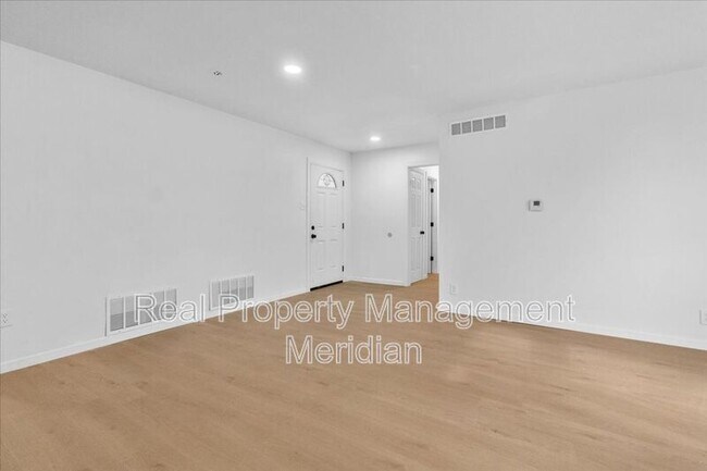 Foto del edificio - 2424 Cloverdale St