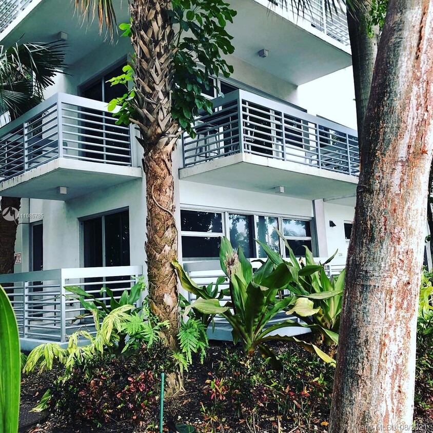 Primary Photo - 4332 Collins Ave