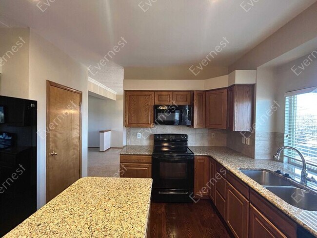 Building Photo - 8880 Edgefield Dr