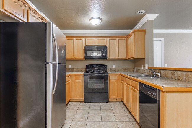 Building Photo - Great duplex in a great location
