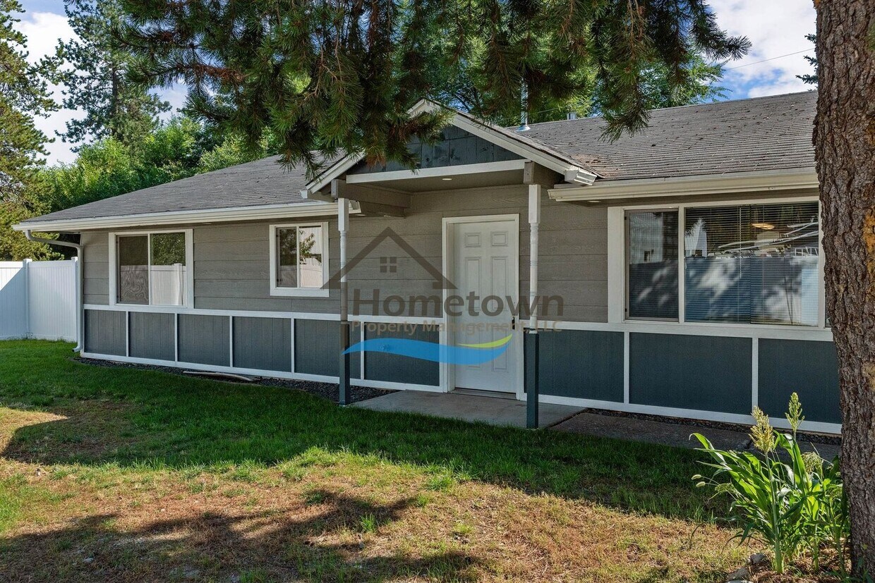 Foto principal - 3 Bedroom Home with Attached 3-Bay Garage ...