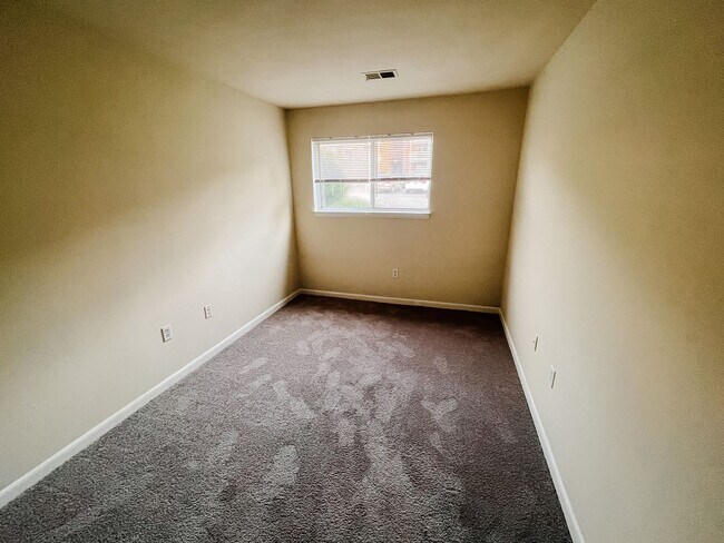 Foto del edificio - 4 Bedroom 2 Bath Condo