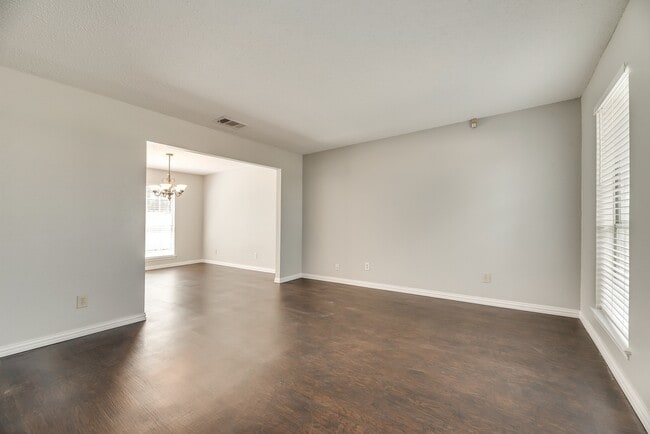 Building Photo - 4/2/2 in well established neighborhood