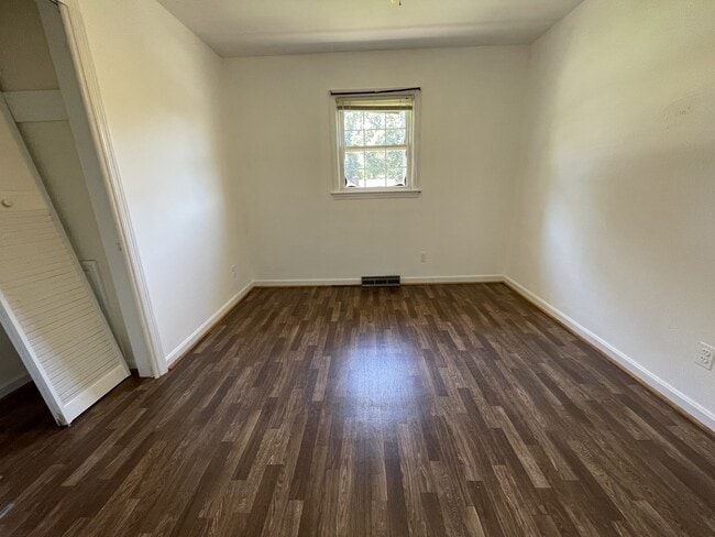Building Photo - 236 Laurel Dr