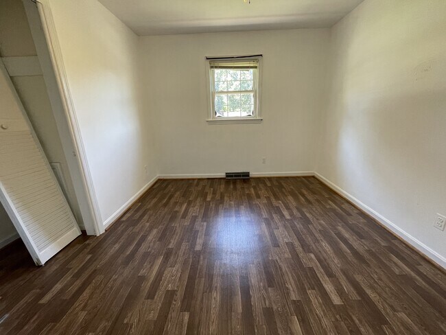 Foto del edificio - 236 Laurel Dr