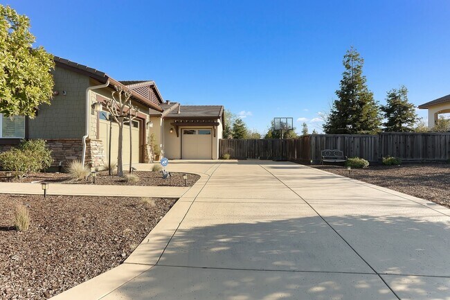 Building Photo - 2295 Westbridge Ln