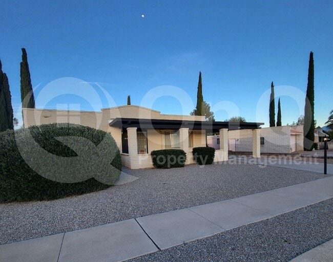 Building Photo - 905 S La Bellota