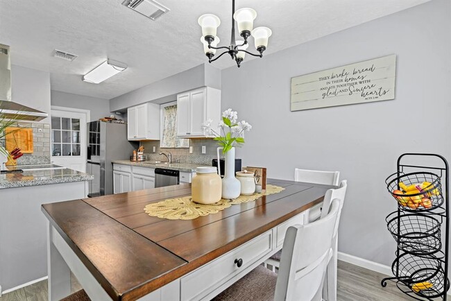 Building Photo - 2714 Skelton Dr
