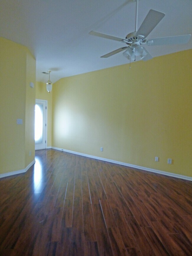 Foto del edificio - Beautiful 3 BR, 2 Bath Home, All Electric, Vaulted Ceilings, Walk-In Closets, Garage