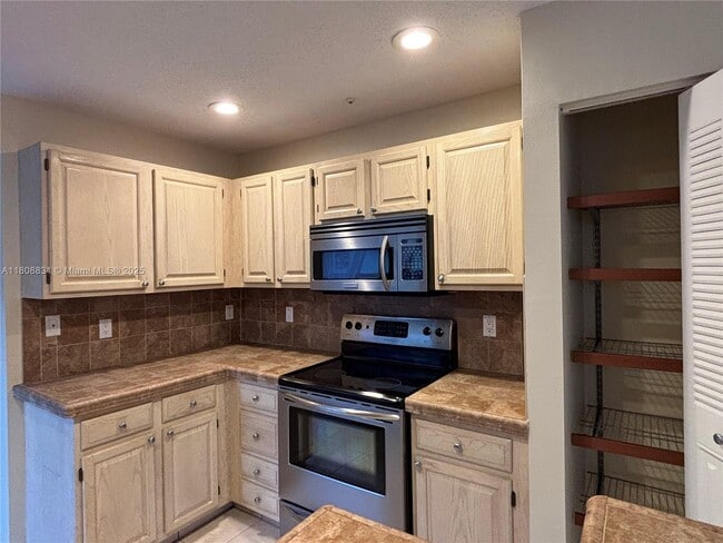 Foto del edificio - 9366 Arborwood Cir