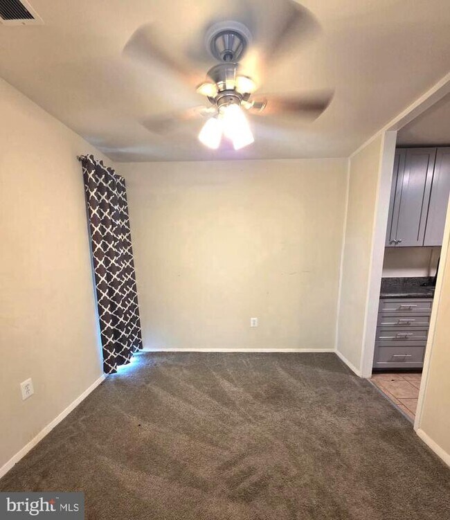 Foto del edificio - 7320 Donnell Pl