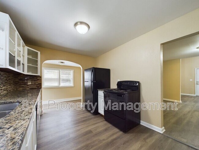 Building Photo - 211 N Crysler Ave