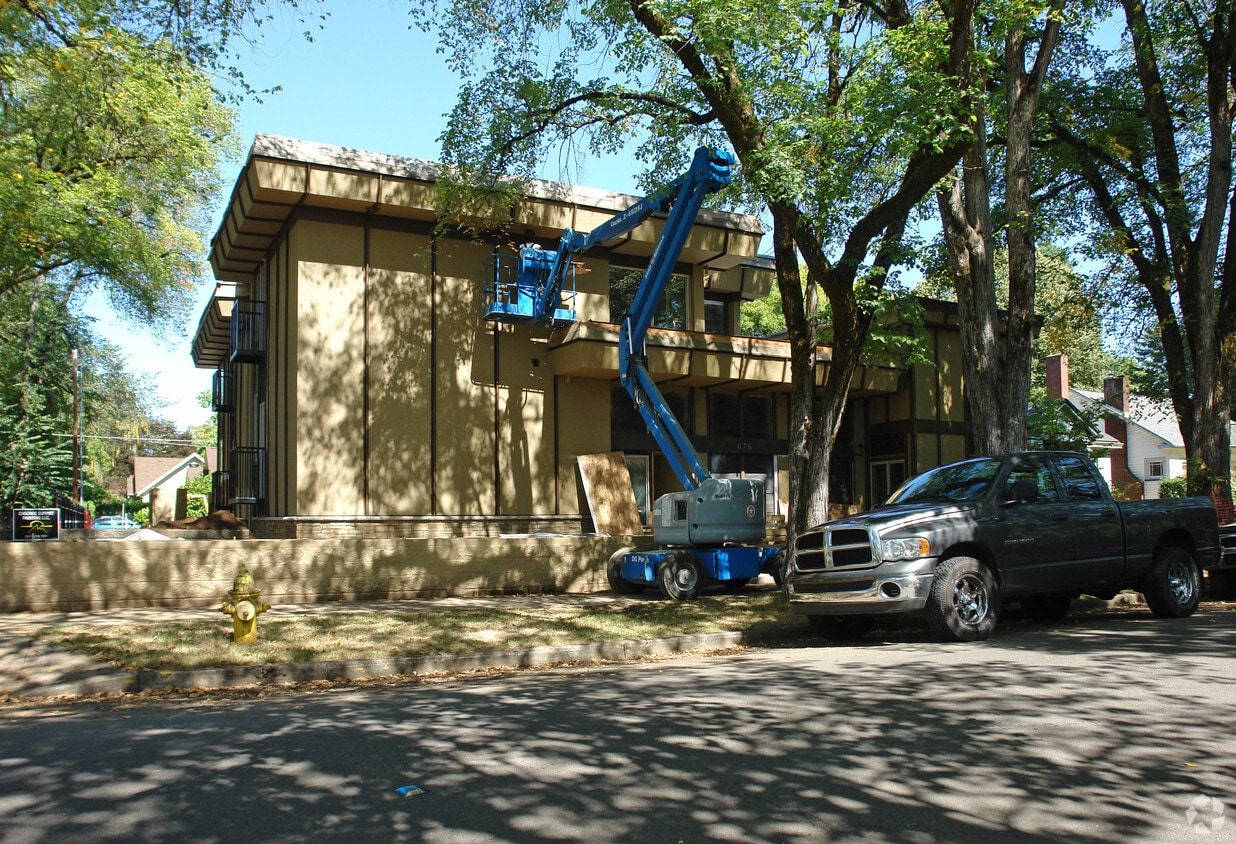 Building Photo - 675 W Broadway