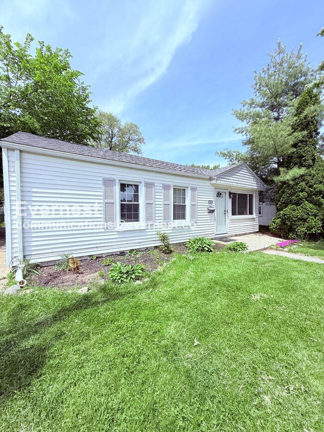 Building Photo - 3 Bed, 1 Bath Home with a Fenced Yard & Detached Garage / Vouchers Accepted / Available Now!