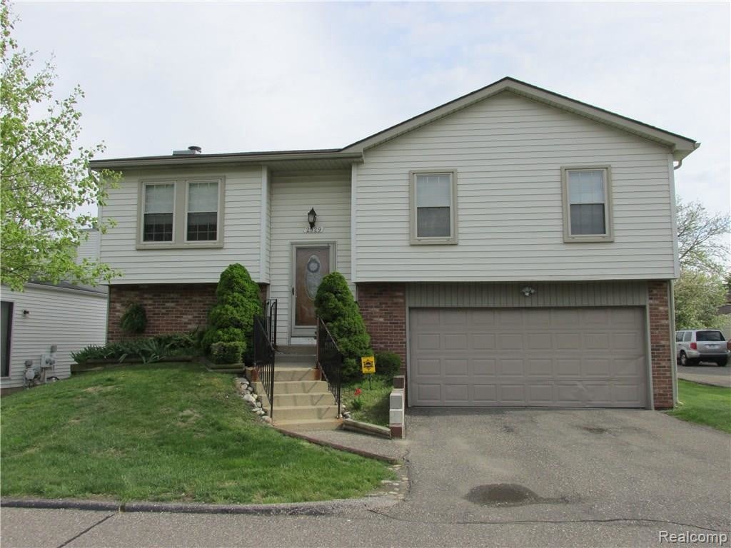 Primary Photo - 2929 Roundtree Dr