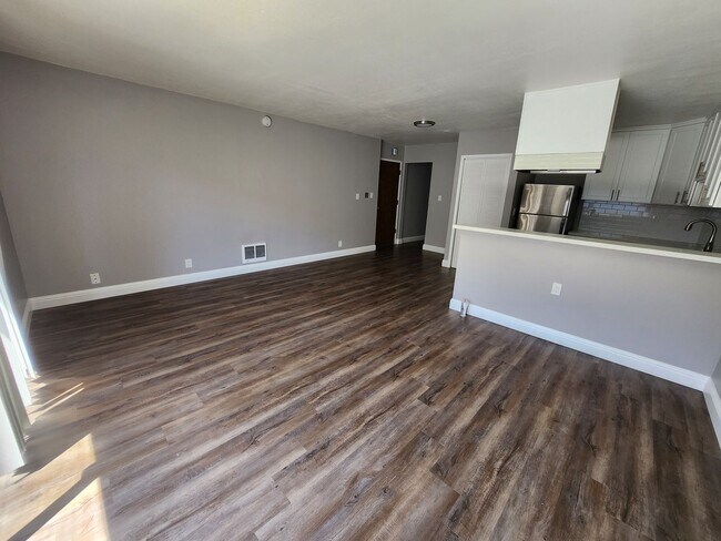 Building Photo - Updated Condo