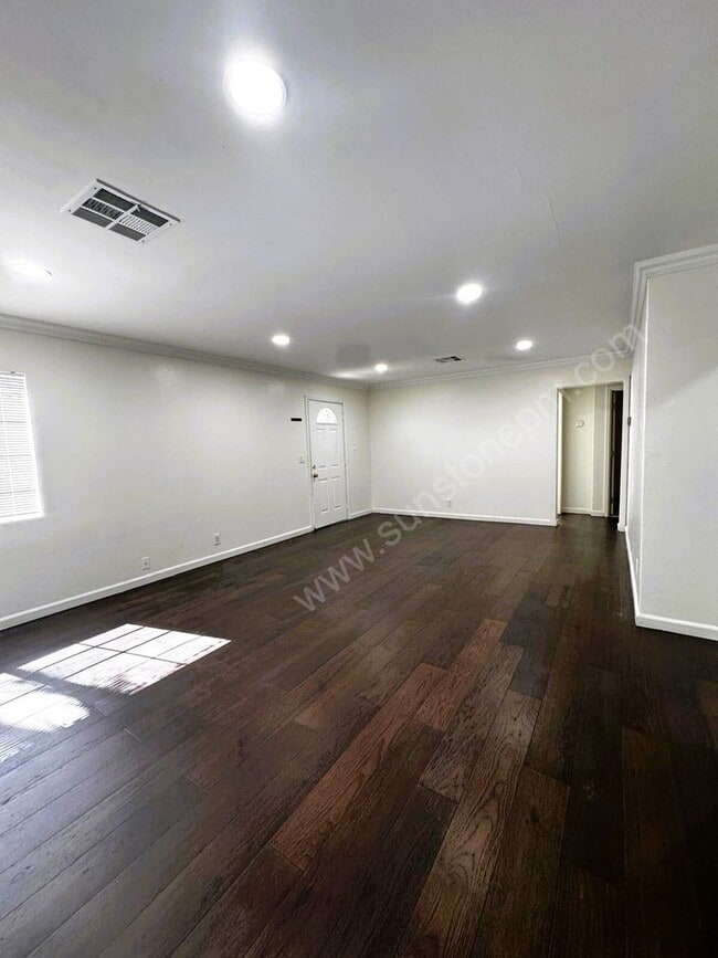 Building Photo - Newly Renovated 2 Bed, 1 Bath Home with Ap...