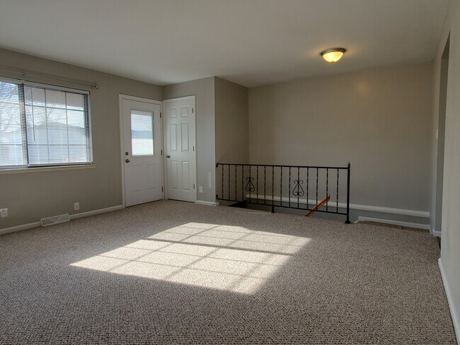 Building Photo - 5526 Humbert Rd