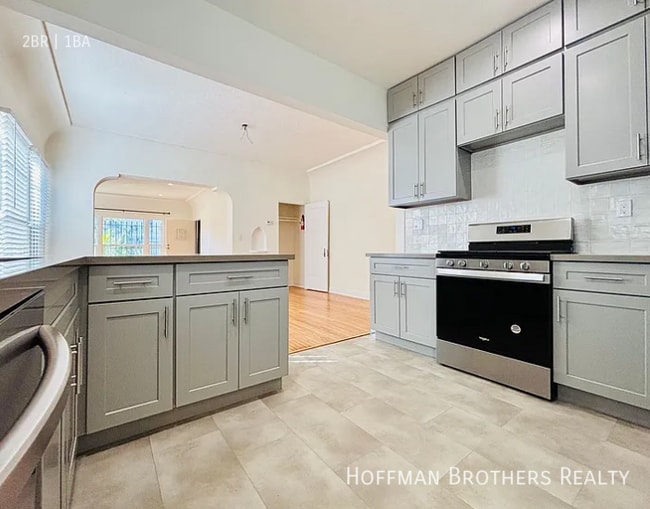 Building Photo - 330 1/2 N Genesee Ave