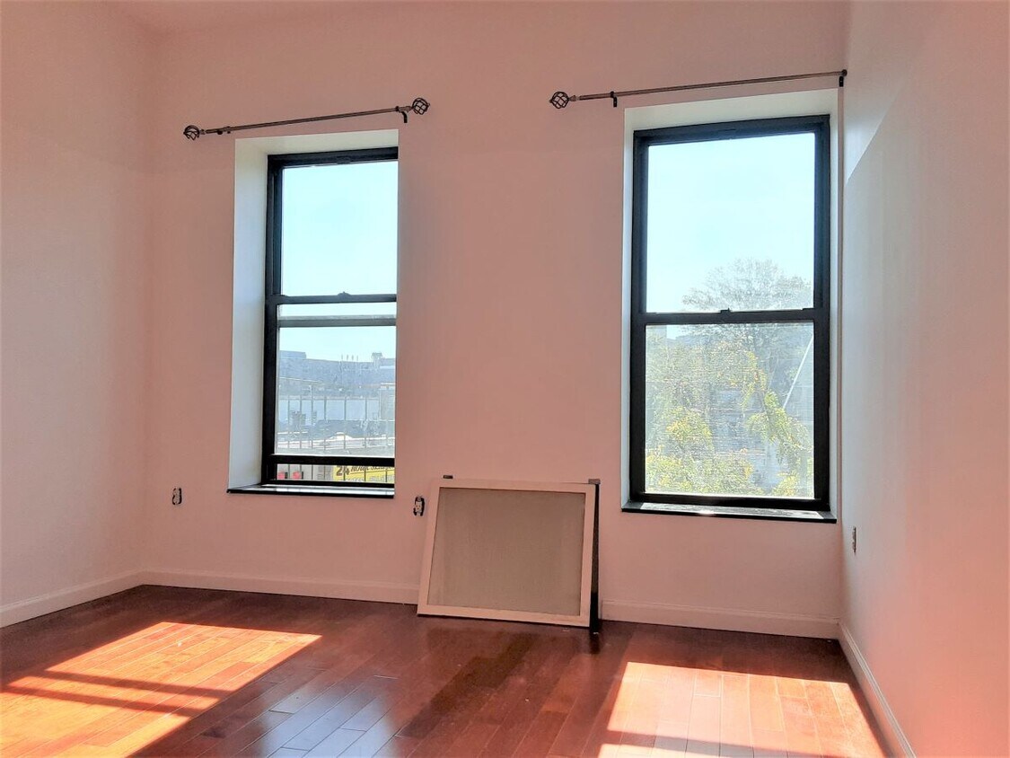 Foto principal - 741 Church Ave