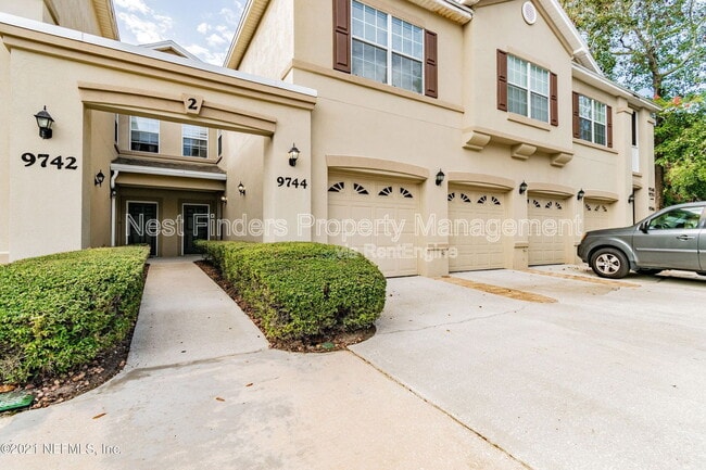 Building Photo - 9744 Summer Grove Way W