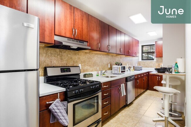 Building Photo - Queen room in 5-bed/2.0-bath Home