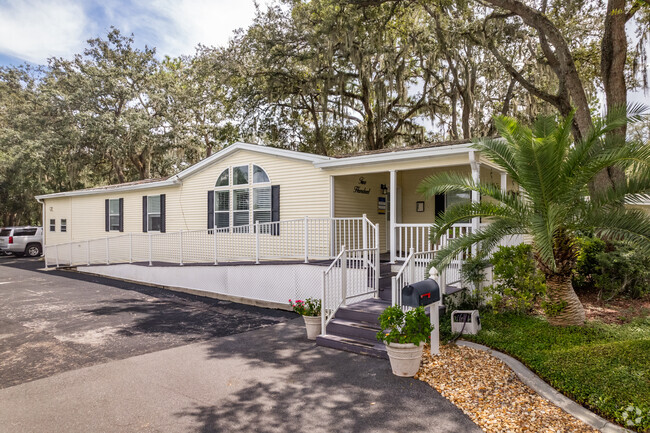 200 Forest Dr Leesburg, Florida 34788-2688 - Mid Florida Lakes